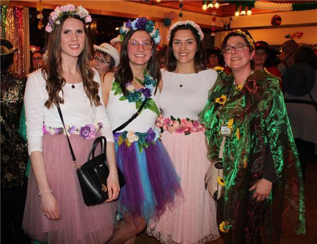 Kreativ: Die Sparkassen-Möhnen hatten sich als „Artenreiche Wiese“ verkleidet.