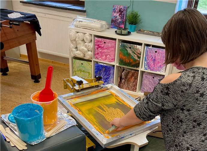 Kreativ-Workshop im Jugendhaus Villip: Siebdruck. Foto: Gemeinde Wachtberg/hw