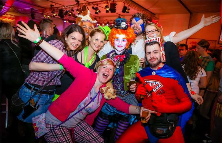 Kreativ kostümierte Narren feierten bis in die späten Abendstunden.