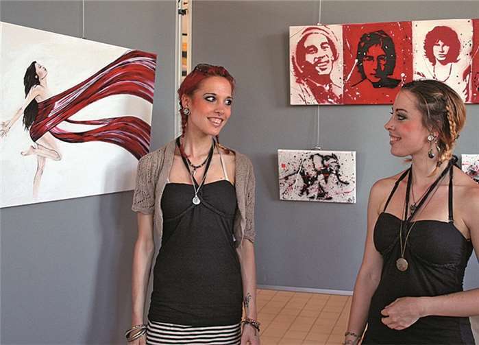 Kreativ und ideenreich: Daria (l.) und Sarah Nonn in ihrer neuen Ausstellung. HG