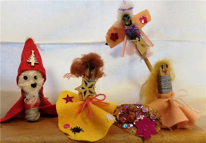 Kreativ: von den Hort-Kindern gebastelte, niedliche (Weihnachts-)Figuren aus Holzwäscheklammern, Filz, Wolle und Pailletten. Foto: privat
