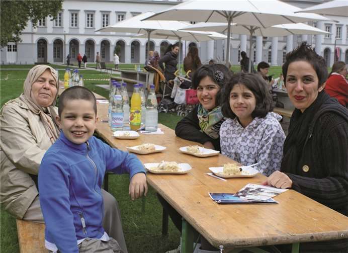 Tolles Gemeinschaftspicknick vor dem Schloss 