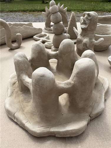 Kreative Kunstwerke aus Ton entstanden beim 26. Begegnungswochenende. Foto: Kreisverwaltung / Selina Kexel