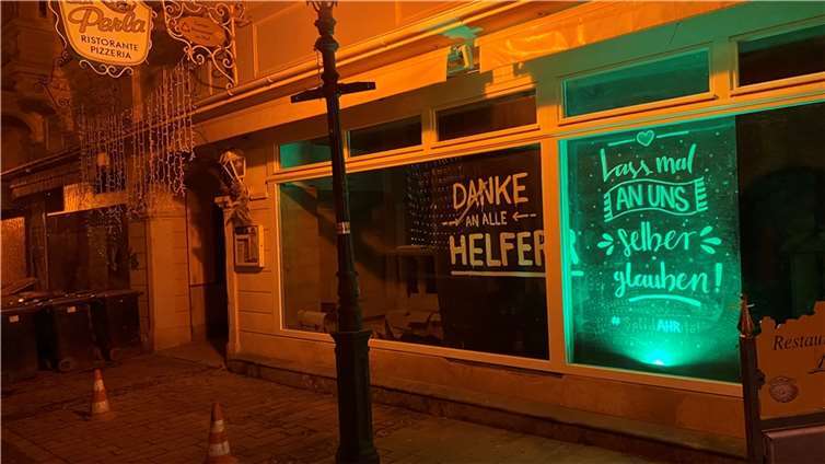 Das ganze Tal erstrahlte in der Farbe der Hoffnung Kreative Schaufensterbeschriftung, die Mut macht. Foto: Christina Schulz / Tina erkundet die Welt