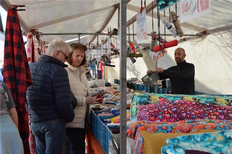 Kreative Vielfalt und mehr: Remagens Stoff- und Tuchmarkt als Publikumsmagnet.