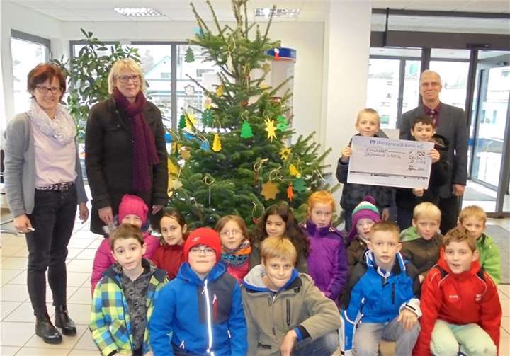 Kreative Weihnachtsbaumgestalter: Die Raubacher Grundschüler in der Westerwald Bank. privat