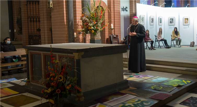 Kreative Werke im Geiste Chagalls lagen dem Weihbischof während seines Grußwortes zu Füßen. Quelle: Bistum Trier