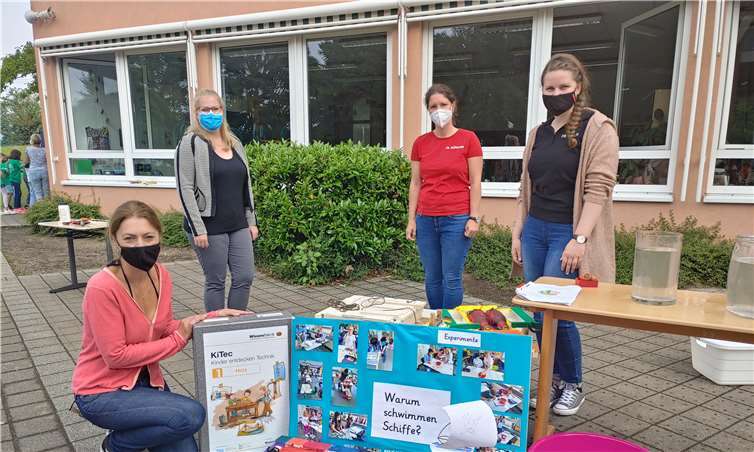 Kreative Wissensvermittlung bei der Experimentierwoche „MINT Zukunft schaffen“ an der Grundschule Heddesdorfer Berg. Schüler und Schülerinnen gingen unter anderem der Frage „warum Schiffe schwimmen“. V. li. Gerhild Löbker (Schulleiterin an der Grundschule Heddesdorfer Berg), Laura Schaaf (kommunale Bildungsmanagerin/Bildungsmonitorerin), Indra Günster und Kristin Koch (Lehrerinnen an der Grundschule Heddesdorfer Berg).Foto: Kreisverwaltung Neuwied