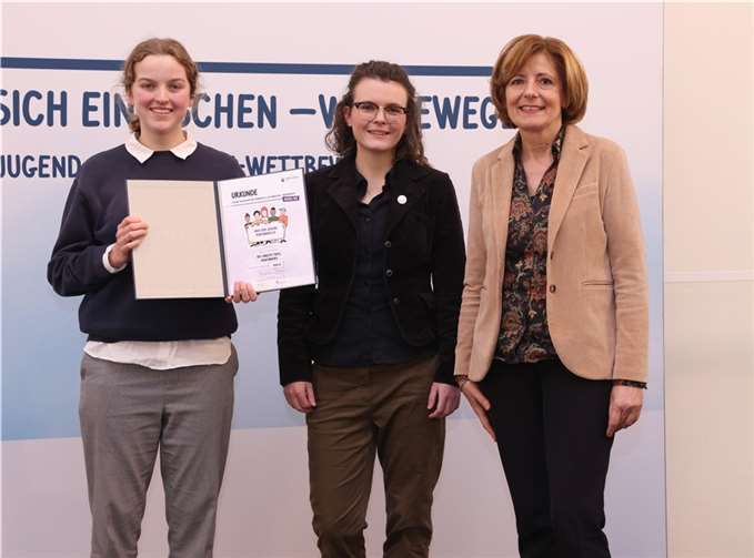 Kreative junge Köpfe haben das Konzept eines Skateparks für Montabaur entwickelt. Zwei von ihnen - Mika Klenner und Marc Pollmann (von links) – waren mit Larissa Metz von JumaZu nach Mainz gereist, um die Auszeichnung von Malu Dreyer entgegenzunehmen.  Foto: Staatskanzlei RLP / Alexander Sell