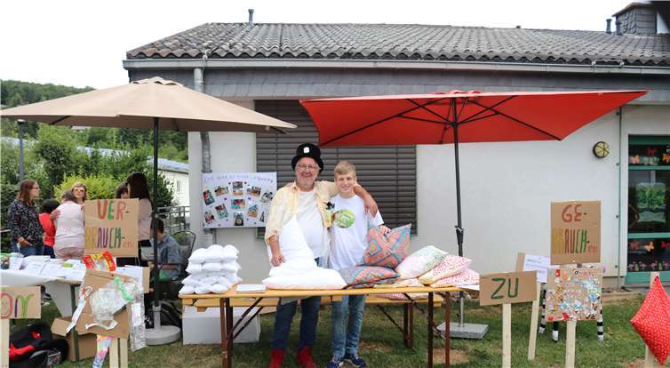 Kreatives Upcycling: Mit Verpackungsmaterialien gefüllte Sitzkissen waren ein Verkaufsrenner.