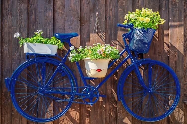 Kreatives Upcycling: Selbst ein ausgedientes Fahrrad bekommt durch einen Metallschutz-Lack ein zweites Leben und wird zum außergewöhnlichen Hingucker.