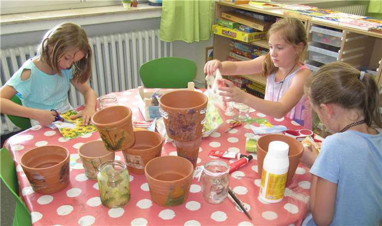Kreativität ist gefragt: Mit großem Eifer stellten die Kinder Tontöpfe mit Serviettentechnik her.