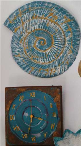 Kreativwerkstatt „moving idea“: Muschel und Uhr sind der Hingucker im Atelier. Gemeinde Wachtberg/mf