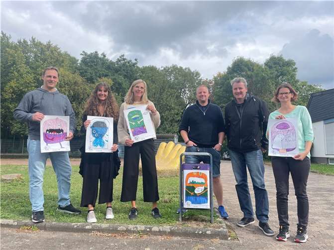 Kreativwettbewerb „Alles im Eimer“: Beklebung der Mülleimer auf dem Schulgelände der Goethe-Realschule plus, auf der Grillwiese und am Bürgerzentrum v.l. Sascha Fuhrmann (Sprecher AG Sauberes Lützel), Nicole Staehle (Schulleitung Goethe-Realschule plus), Jutta Mannebach (Projektleiterin Goethe-Realschule plus), Christian Doumen (Rhein-Mosel Werkstatt, RMW), Jan Buchbender (Quartiersmanager Stadtgrün Koblenz-Lützel), Verena Minor (RMW).Fotos: Quartiersmanagement Stadtgrün Koblenz-Lützel / Sinja Büsselmann