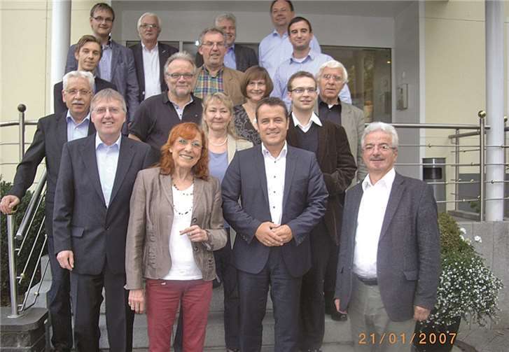 Kreis Ahrweiler. In der konstituierenden Sitzung des neu gewählten SPD-Vorstands im Kreis Ahrweiler konnte Vorsitzender Bernd Lang (r.) den Generalsekretär der SPD Rheinland-Pfalz und Wormser Landtagsabgeordneten Jens Guth (erste Reihe, 2.v.r.) begrüßen.Pressemitteilung Büro Bernd Lang,SPD im Kreis Ahrweilerprivat