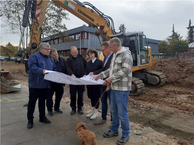 Kreis-Beigeordneter Michael Mahlert machte sich ein Bild vom Fortgang der Arbeiten.  Quelle: Kreis Neuwied