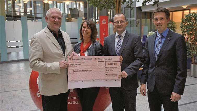 Kreis Cochem. Seit Jahren fördert die Sparkasse Mittelmosel - Eifel Mosel Hunsrück den Sportkreis Cochem Zell. Auch dieses Jahr übergaben die Regionalleiter der Sparkasse, Stefanie Weirich (Zell), Helmut Gabler (Kaisersesch) und Frank Michels (Cochem), dem Sportkreisvorsitzenden Edwin Scheid einen Scheck von 2.000 Euro. „Das Geld kommt allen Sportvereinen zur Förderung des Breitensports zugute.“, so der Sportkreisvorsitzende Edwin Scheid. „Dies geschieht beispielsweise durch Zuwendungen für Sportstätten und für die Förderung des Nachwuchses.“. privat