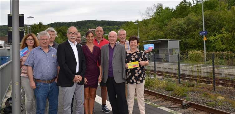 Kreis-FDP informiert sich über Antriebstechnologien für die Ahrtalbahn (v.li.): Brigitte Schmickler (Sinzig), Ralf Kössendrup, Hellmut Meinhof, Matthias Bertram, David Jacobs (alle Kreisstadt), Christina Steinhausen (Remagen), Wolfgang Reuß (Grafschaft), Ulrich van Bebber, Dirk und Doris Herminghaus (Bad Breisig).Foto: FDP AW