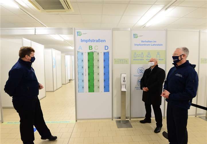 Kreis-Impfzentrum-Koordinator Guido Erler beim Rundgang mit Oberbürgermeister Peter Labonte und Landrat Frank Puchtler und ganz vielen Informationen. (v.l.)