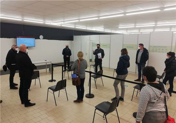 Kreis-Impfzentrum-Koordinator Guido Erler mit Landrat Frank Puchtler bei der Einweisung der Medizinischen Fachkräfte.Quelle: Rhein-Lahn-Kreis