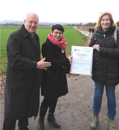 Kreis-Kulturreferentin Marita Cwik-Rosenbach (Mitte) freut sich über die Spende für die Musikschule. Überbringer der Spende: Prof. Joachim-Felix Leonhard, Kuratoriumsvorsitzender der Bergsträßer Kulturstiftung, und Andrea Lütkehoff, Präsidentin des Rotary-Clubs Bensheim-Südliche Bergstraße. Foto: privat