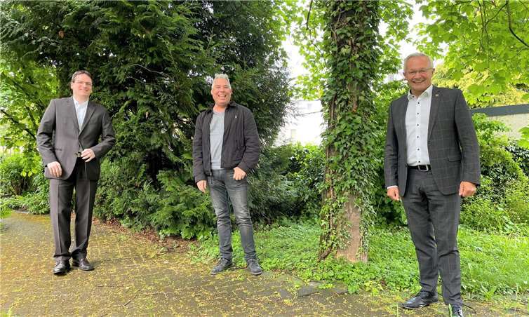 Kreis-Wirtschaftsförderer Harald Schmillen (von links), Innungsobermeister Ralf Winn und Landrat Achim Hallerbach besprachen die aktuelle Problematik der Holz-Lieferengpässe. Der Landrat will jetzt alle Beteiligten für eine regionale Lösung an einen Tisch holen.Foto: Kreisverwaltung