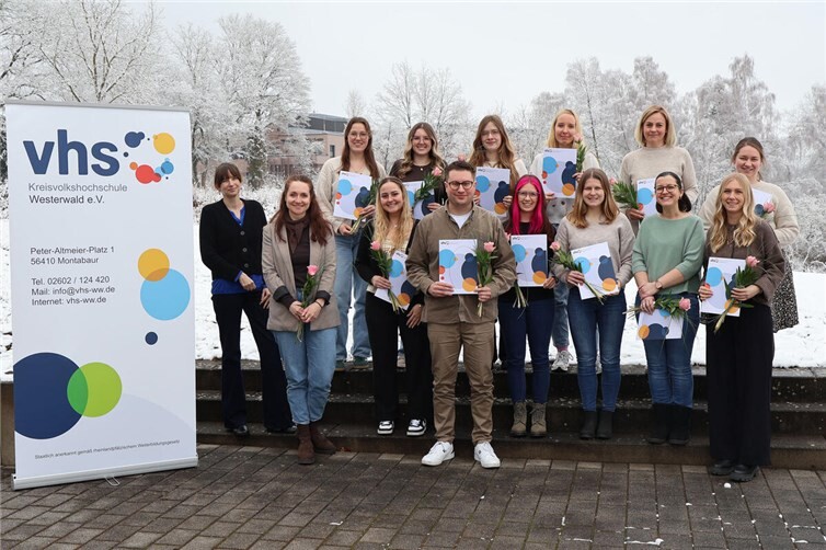 Kreis-vhs-Leiterin Alexandra Tschesche (links) und Dozentin Katharina Lörsch (zweite von links) gratulieren zum erfolgreichen Abschluss der Fortbildung.