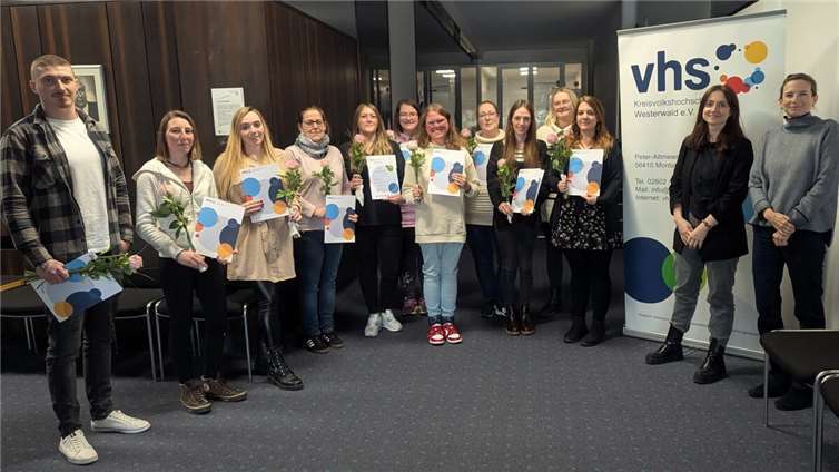 Kreis-vhs-Leiterin Alexandra Tschesche (rechts) und Dozentin Katharina Lörsch (zweite von rechts) gratulieren zum erfolgreichen Abschluss der Fortbildung. Foto: Kreis-vhs / Martina Löhr