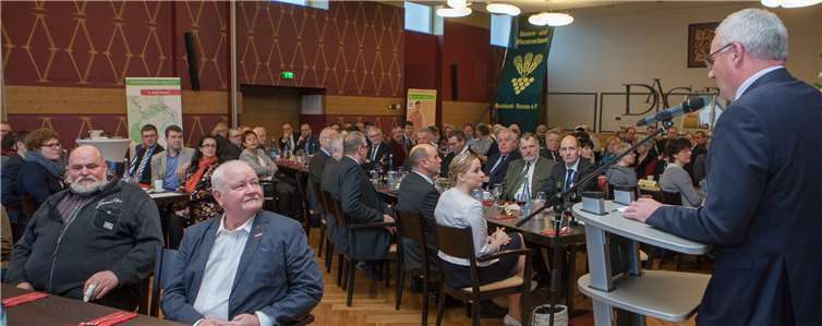 Kreisbauernpräsident Franz-Josef Schäfer begrüßte mehr als 150 Mitglieder bei der Generalversammlung des Kreisbauern- und Winzerverbandes in Dernau.Jost