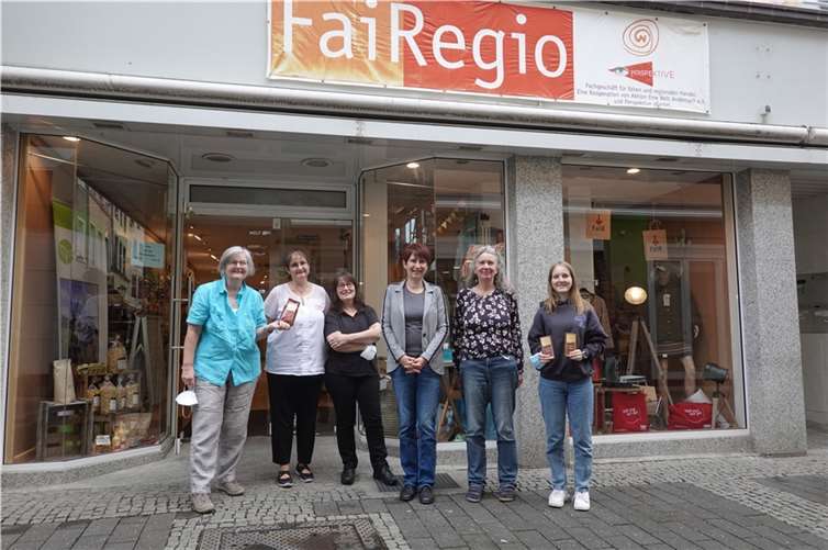 Kreisbeigeordnete Birgit Meyreis besuchte den Weltladen Andernach.  Fotos: Kreisverwaltung Mayen-Koblenz