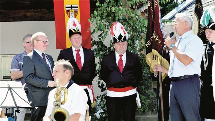 Kreisbeigeordneter Achim Hallerbach rechts lobte Ortsbürgermeister Markus Fischer.