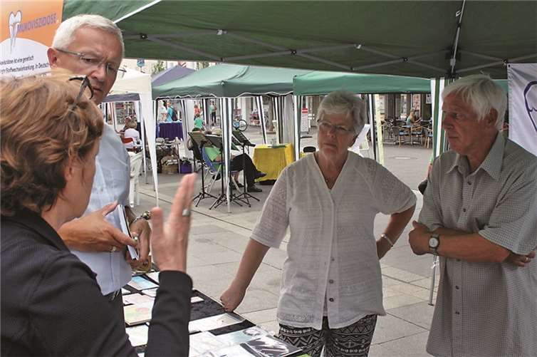 Kreisbeigeordneter Achim Hallerbach und Beate Kölb, Leiterin Gesundheitsamt, informieren sich bei den Gruppen über deren Angebote