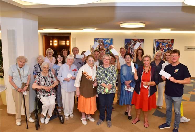 Kreisbeigeordneter Friedhelm Münch (Mitte) und Karl-Heinz Porz, Leiter der Abteilung Soziales der Kreisverwaltung (7. v. r.), nahmen die Spende stellvertretend vom Handarbeitskreis der Seniorenresidenz Augustinum entgegen. Foto: Martin Gausmann