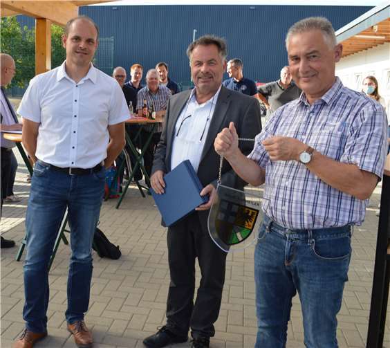 Kreisbeigeordneter Friedhelm Münch übergab an die beiden Vorsitzenden Klaus Krämer, rechts, und Marc Göttlicher das Glaswappen des Kreises.