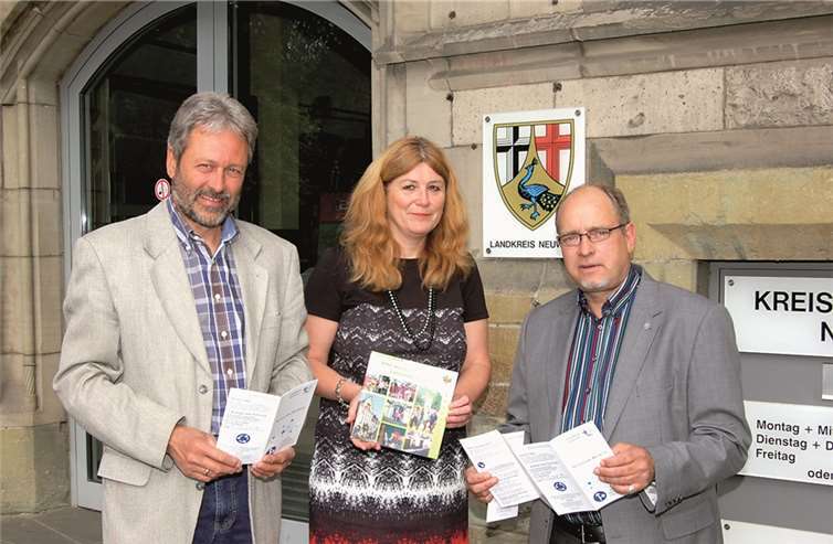 Kreisbeigeordneter Hans-Werner Neitzert, Seniorenbeauftragte Andrea Oosterdyk und Psychiatriekoordinator Dr. Ulrich Kettler.privat