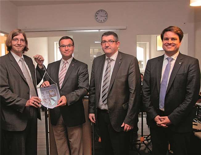 Kreisbeigeordneter Horst Gies (2.v.l.) übereicht das Glaswappen an den Leiter des GPBZ Adenau Stephan Lung (l.). Mit dabei waren Frank Mertes, Hausoberer der Barmherzigen Brüder (2.v.r.), und der Kaufmännische Direktor Matthias Warmuth (r.).SES