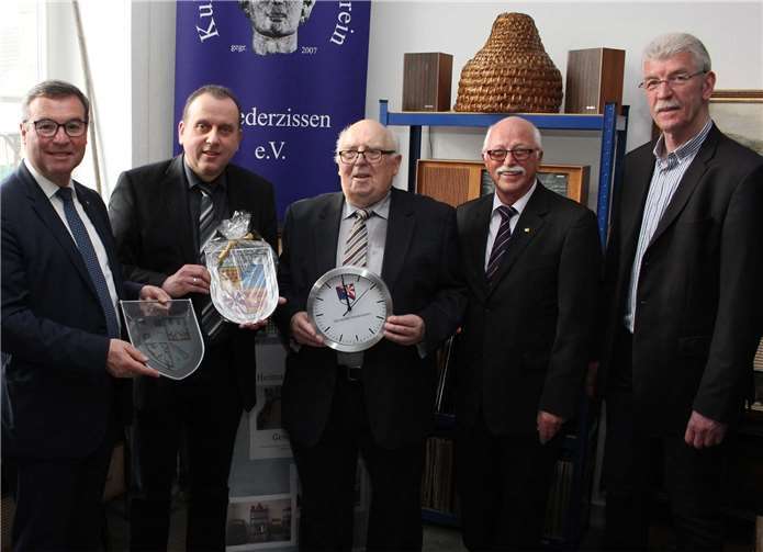 Sammelleidenschaft von Heinz Schröder lieferte Grundstock Kreisbeigeordneter Horst Gies (MdL), Bürgermeister Johannes Bell, Heinz Schröder,Richard Keuler und Ortsbürgermeister Rolf Hans bei der Eröffnung des Heimatmuseums.Fotos: -WK-