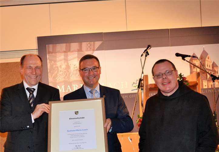 Kreisbeigeordneter Horst Gies MdL (Mitte) überreichte Prior-Administrator P. Dr. Albert Sieger OSB und Hoteldirektor Steffen Melzow die Ehrenurkunde des Kreises Ahrweiler.