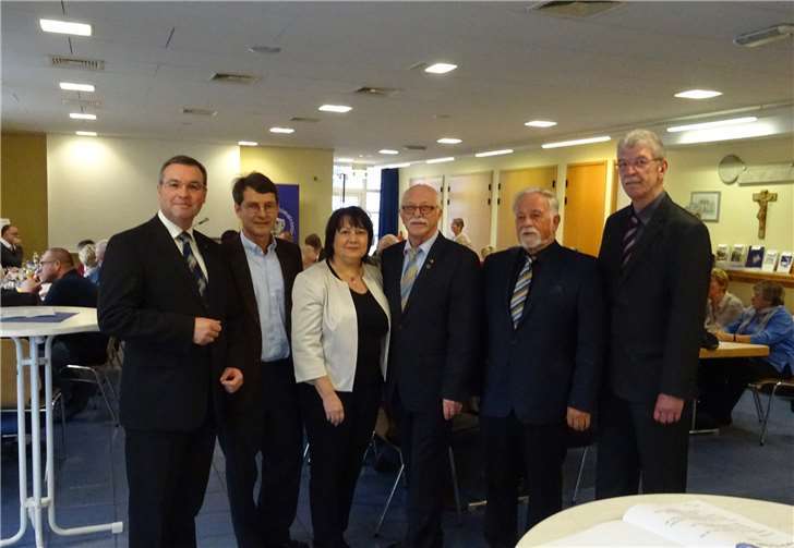Kreisbeigeordneter Horst Gies (MdL), Reinhard Wolff, VG-Beigeordnete Elisabeth Dahr,Vorsitzender Richard Keuler, stellver. Vorsitzender Dieter Lukas und Ortsbürgermeister Rolf Hans. WER