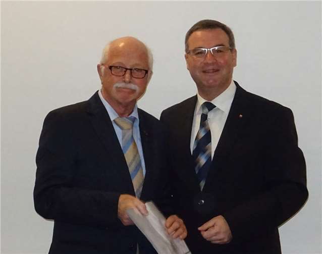 Kreisbeigeordneter Horst Gies (MdL) überreicht dem Vorsitzenden des Kultur- und Hei-atvereins Richard Keuler den Zuschussbescheid (v.r.).