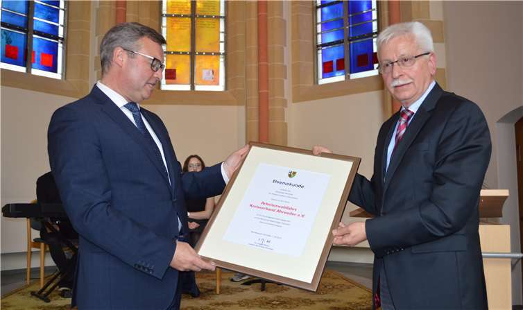 Kreisbeigeordneter Horst Gies übergibt die Ehrenurkunde des Kreises an den AWO-Vorsitzenden Lorenz Denn. Fotos: -AB-