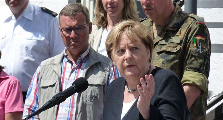 Kreisbeigeordneter Horst Gies und Angela Merkel.Foto: CF