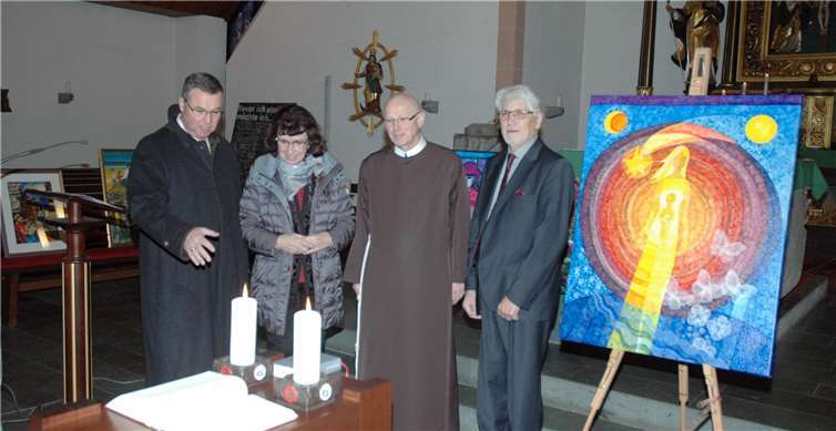 Kreisbeigeordneter Horst Gies (v. l.), Künstlerin Beate Heinen, Bruder Ulrich Schmitz und der Vorsitzende des Verkehrsvereins Helmut Reuter nutzten die Zeit vor Beginn des Festakts im Pfarrsaal zu einem gemeinsamen Blick auf die Ausstellung.  UM