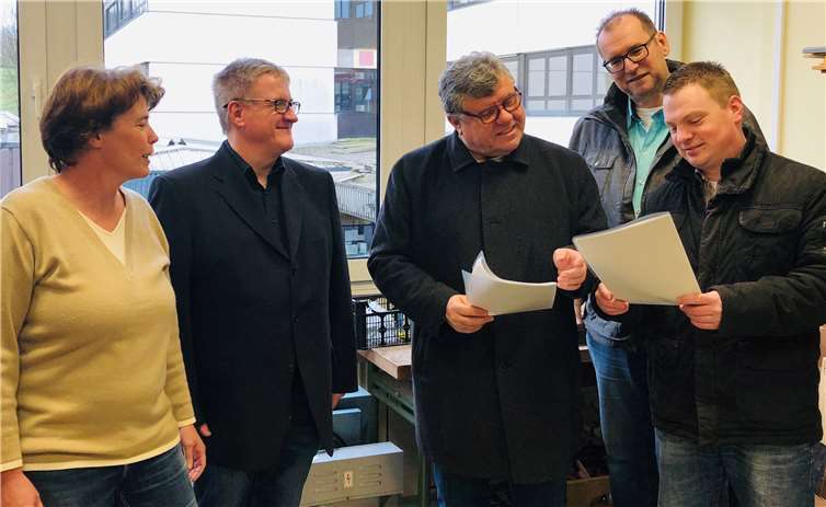 Kreisbeigeordneter Michael Mahlert überreicht gemeinsam mit den zuständigen Mitarbeitern des Immobilienmanagements der Schulleitung der Nelson-Mandela-Realschule plus den Bewilligungsbescheid des Landes.(v. l. n. r.): Heike Mies (1. Konrektorin), Thomas Kroll (2. Konrektor), Michael Mahlert (1. Kreisbeigeordneter), Rüdiger David (Abteilungsleiter Immobilienmanagement) und Holger Oster (Immobilienmanagement) .Foto: Kreisverwaltung