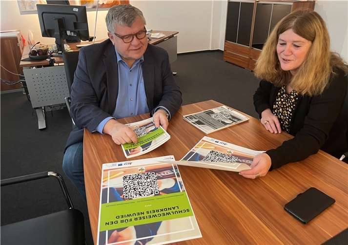 Kreisbeigeordneter Michael Mahlert und Andrea Oosterdyk vom Bildungsbüro des Kreises Neuwied empfehlen den Schulwegweiser. Quelle: Kreis Neuwied