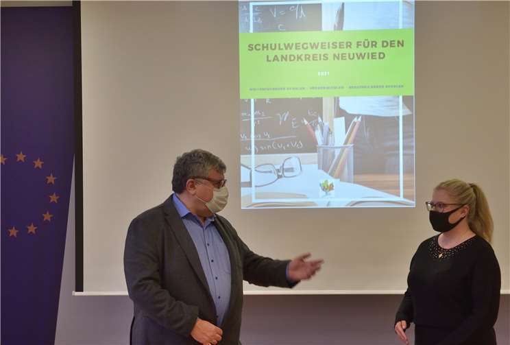 Kreisbeigeordneter Michael Mahlert und Bildungsmanagerin Laura Schaaf bei der Besprechung des aktuellen Schulwegweisers für den Landkreis Neuwied 2021 – weiterführende Schulen, Förderschulen, berufsbildende Schulen. Foto: Kreisverwaltung Neuwied