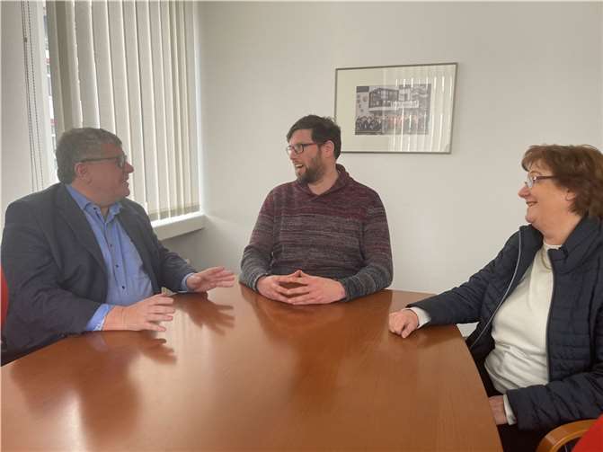 Kreisbeigeordneter Michael Mahlert und Umweltreferentin Ina Heidenbach begrüßten den neuen Baumwart, Florian Biermaier (Mitte) und besprachen mit ihm Maßnahmen zum Erhalt der Biodiversität.  Foto: Kreisverwaltung Neuwied