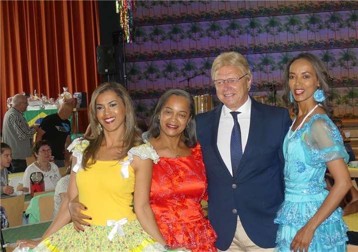Münstermaifeld wurde wieder zu „Samba-City“ Kreisbeigeordneter Rolf Schäfer bedankte sich bei den Gastgebern Rosemeire Hecken, Dr. Elisabeth Costa und Edineuza Almeida Löwe (v.li.) für die Ausrichtung des Festes.
