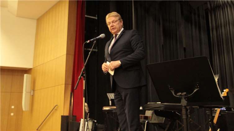 Kreisbeigeordneter Rolf Schäfer bei der Begrüßung.