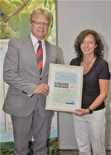 Kreisbeigeordneter Rolf Schäfer dankte Christiane Horbert zertifizierte „Natur-Erlebnis-Begleiterin Mosel“ für ihr Engagement. Kreisveraltung MYK